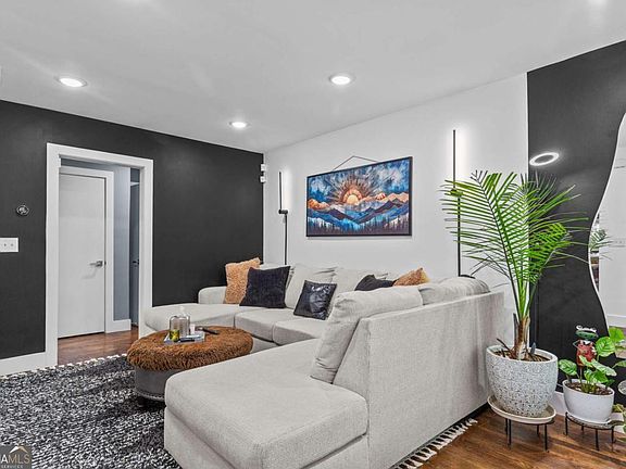 5th image of 2026 Glendale Dr