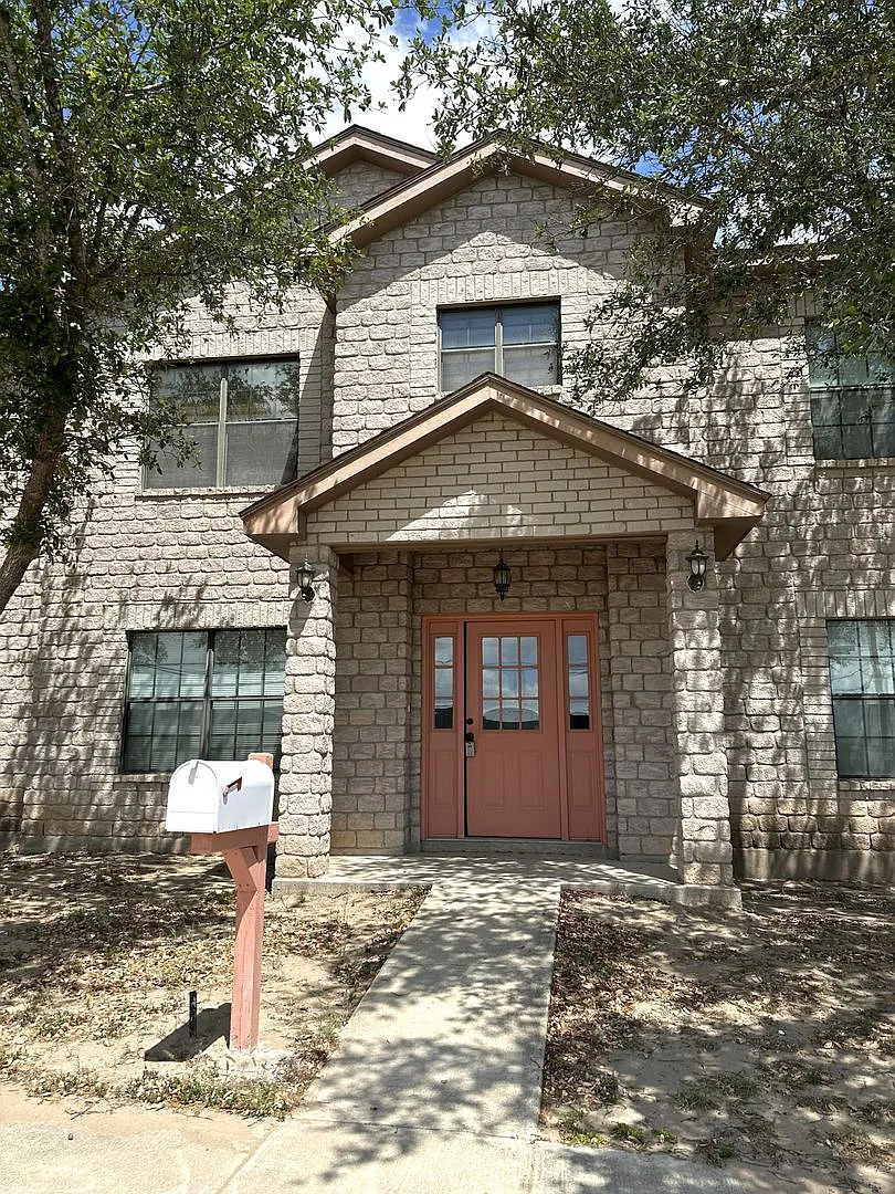Building Photo - 603 E 8th St #C