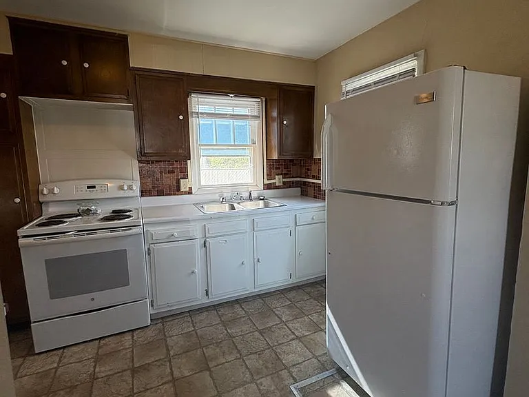 504 Howard Ave — Photo 7