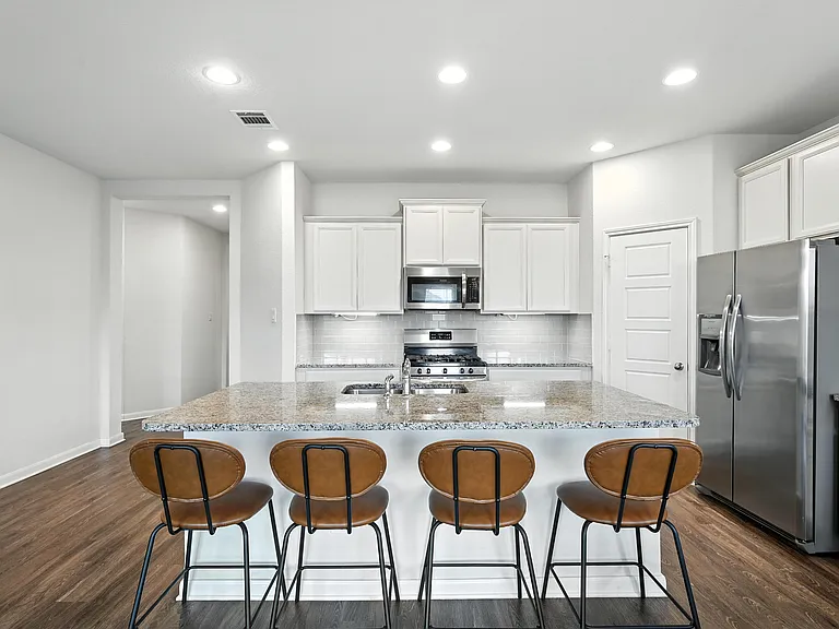 Kitchen w/fridge