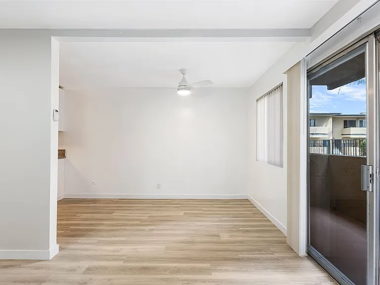 Tarzana Court Apartments — Photo 12