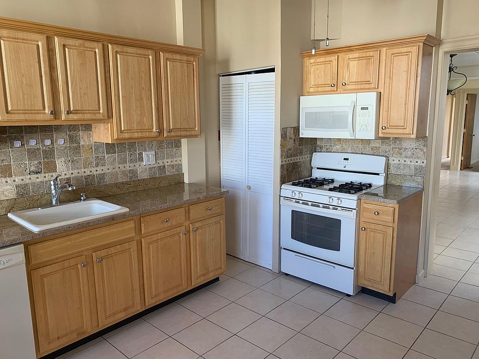 Updated eat-in kitchen