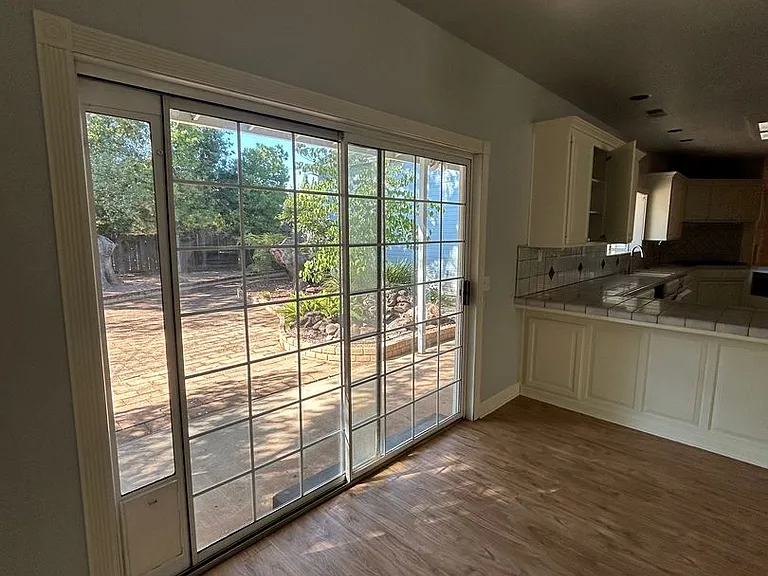 1661 Manzanita Ave — Photo 29