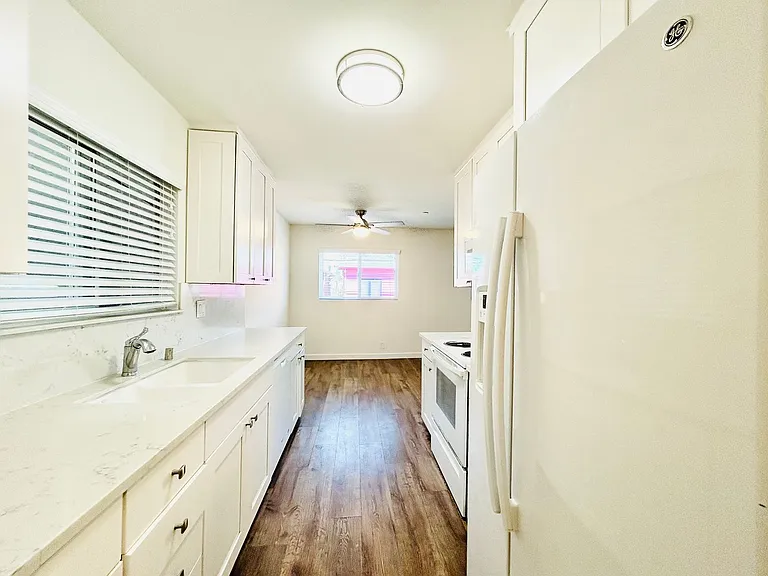 2504 Pacific Ave — Photo 7