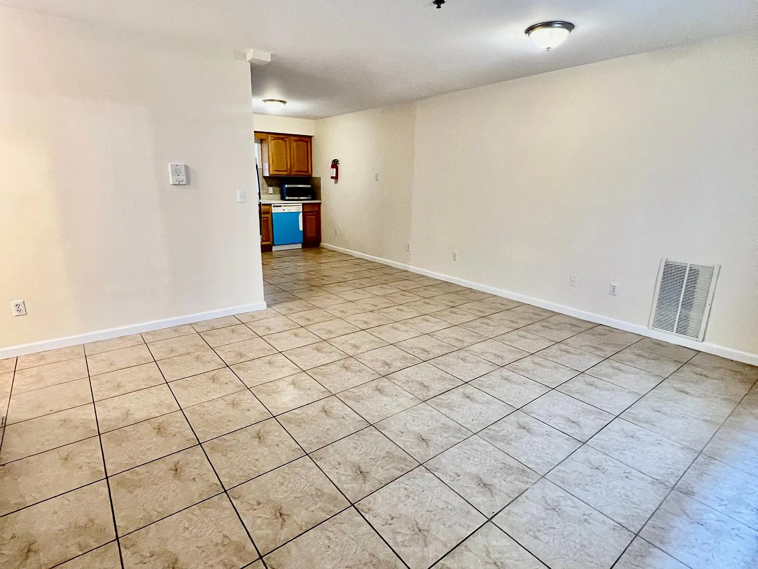 3 bed, 950 sqft, $2,300 — Photo 3
