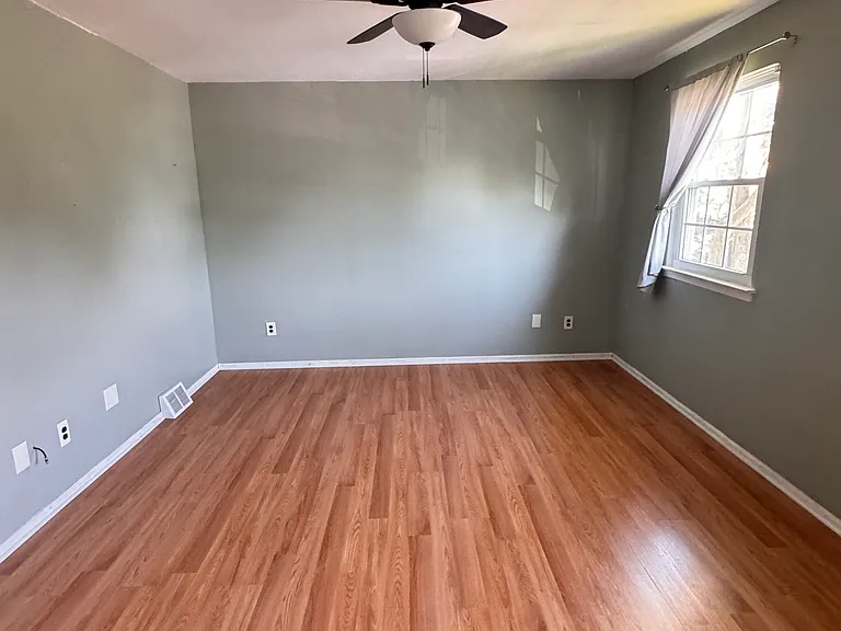 111 Reliance Cir — Photo 2