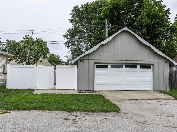 8970 Lakeshore Rd, Lakeport, MI 48059