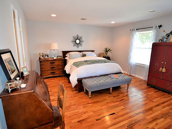 4th image of 137 Hendel Ave