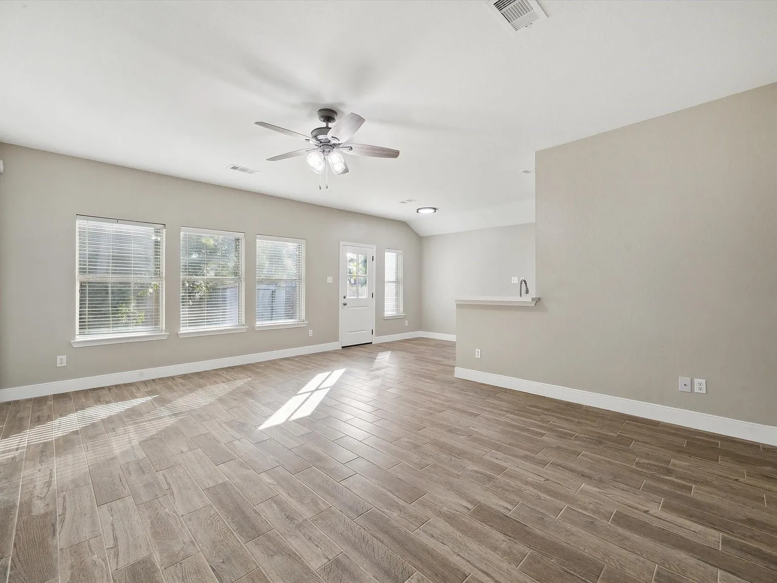 3 bed, 2.0 bath, 1370 sqft, $2,200 — Photo 2