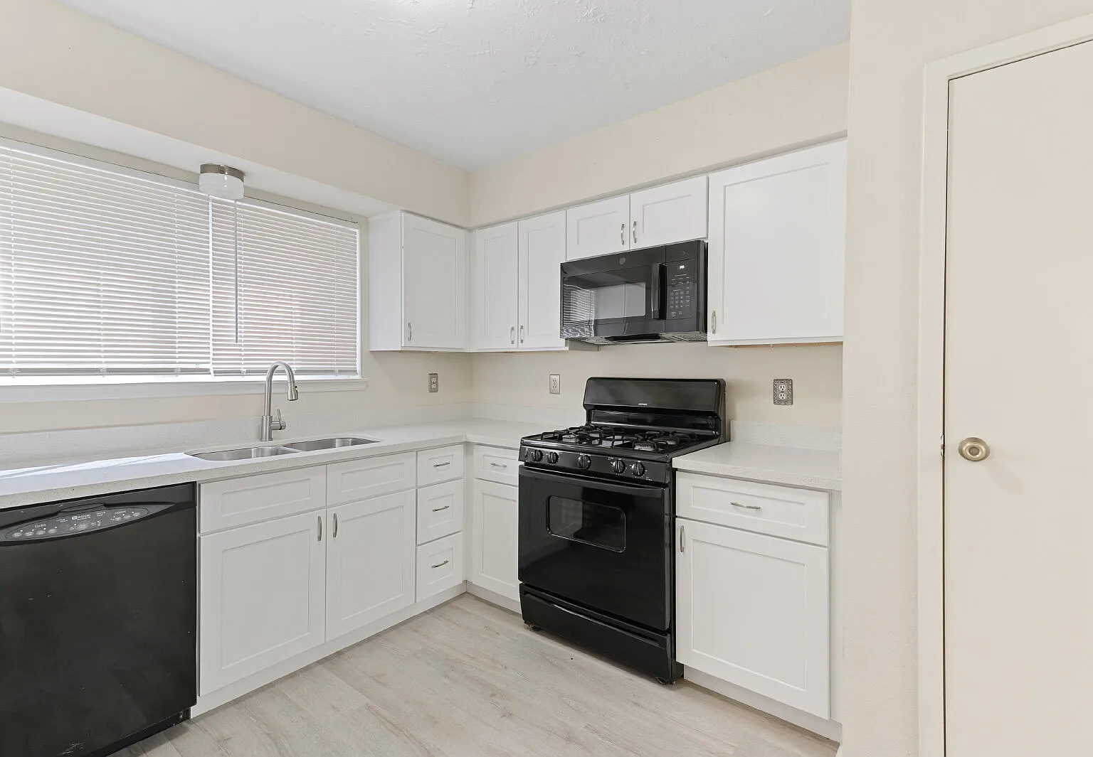 3 bed, 2.0 bath, 1534 sqft, $1,700 — Photo 3