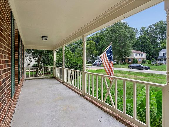 3rd image of 112 Breezy Point Dr