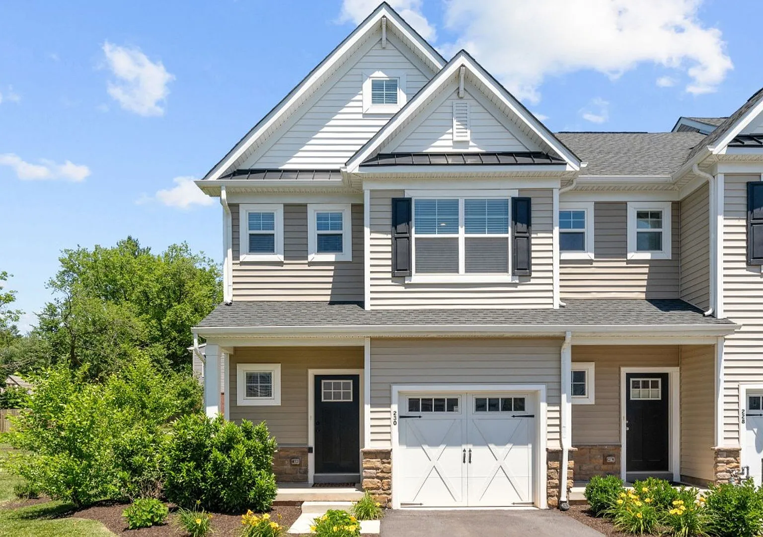 Elegant 3-Bedroom Home in Isaac Court. Available the Second Week of October! — Photo 2