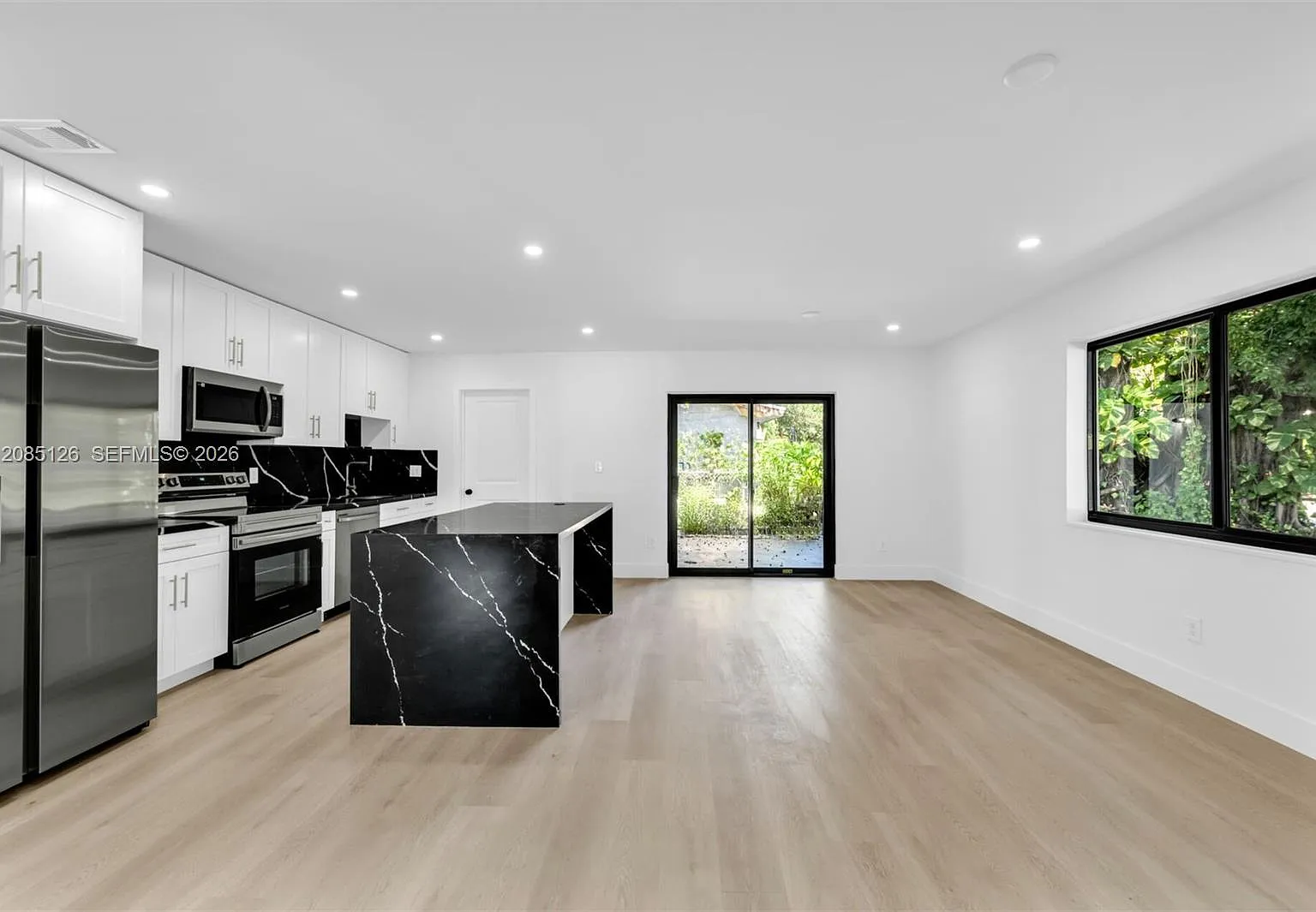 3 bed, 900 sqft, $3,900 — Photo 1