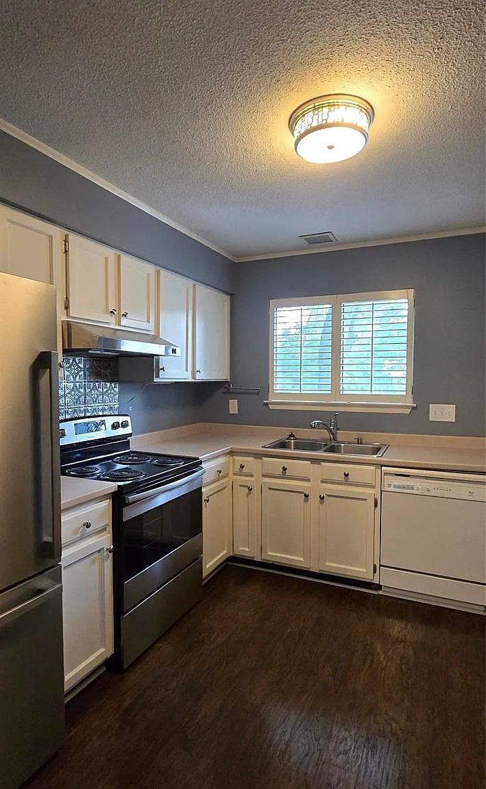 2 bed, 2.0 bath, 1033 sqft, $1,725 — Photo 2