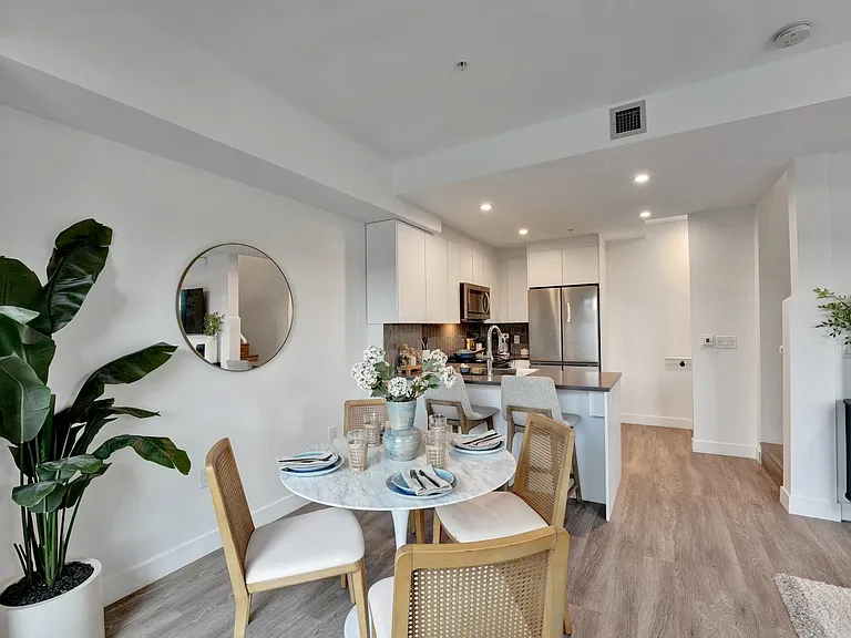 137 Keith Rd E — Photo 31