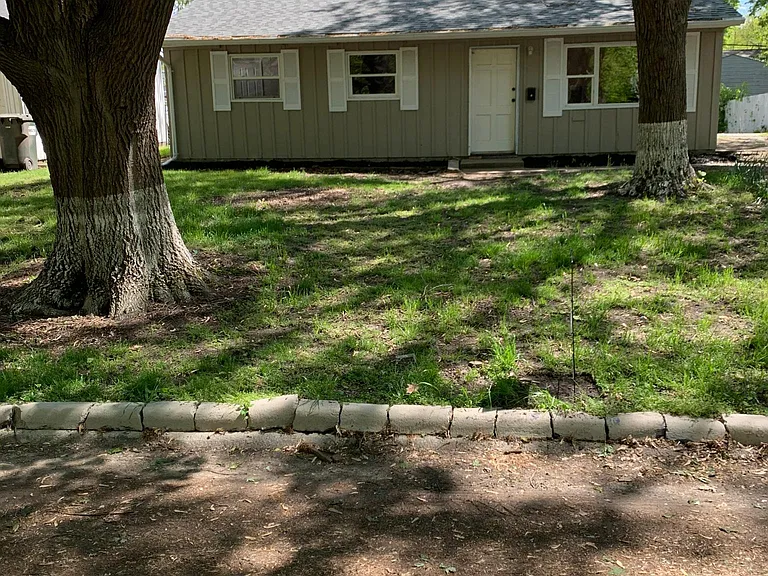 2417 E Elm St — Photo 9