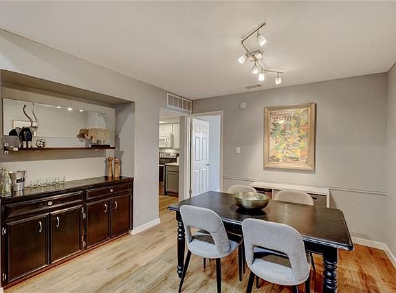4th image of 1500 Woodlawn Blvd #302
