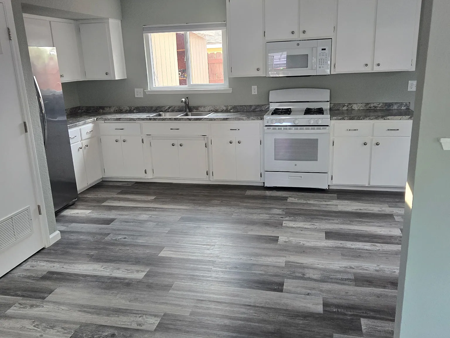 2 bed, 800 sqft, $2,400 — Photo 3