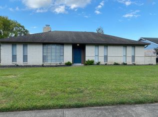 815 Camelot Ln, Friendswood, TX 77546