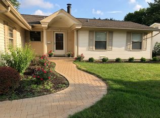 1525 White Trl, Elk Grove Village, IL 60007