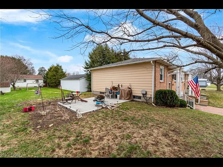 606 Wise Ave NE — Photo 2
