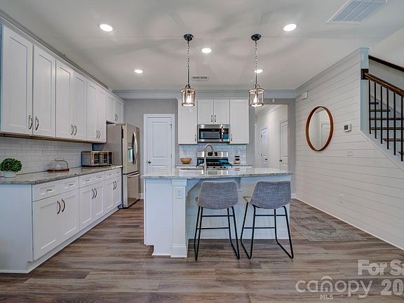 4th image of 3954 Rothwood Ln