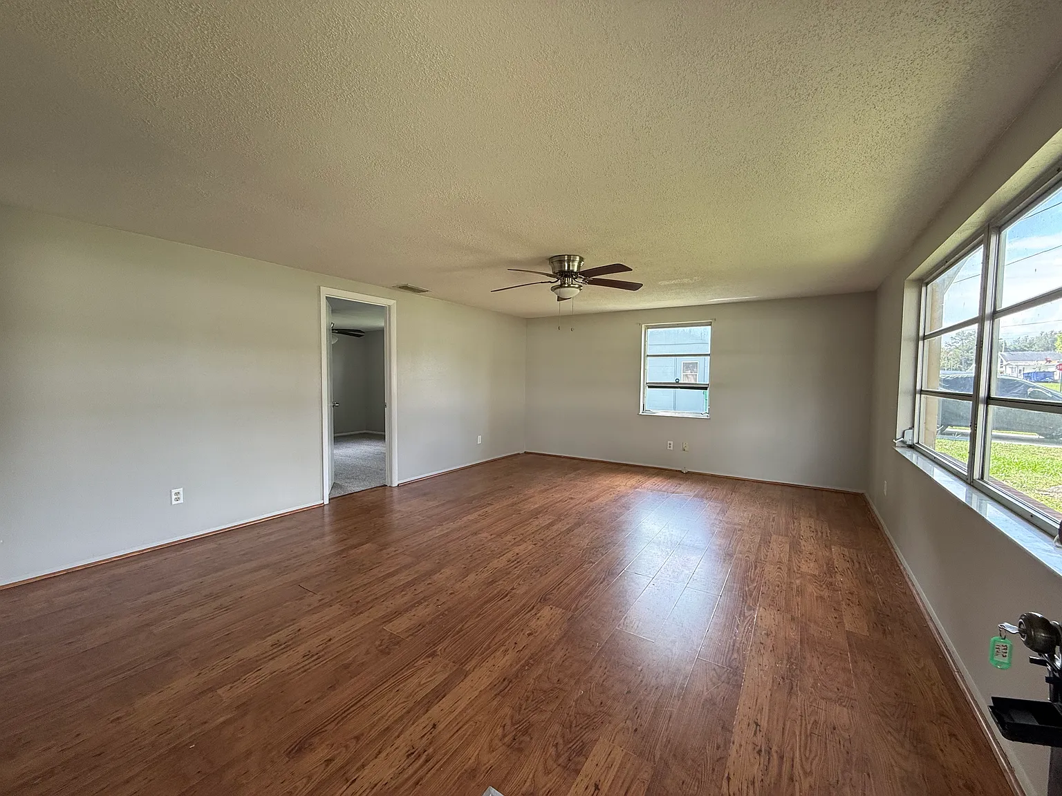 3 Bedroom, 2 Bathroom in Zephyrhills — Photo 3