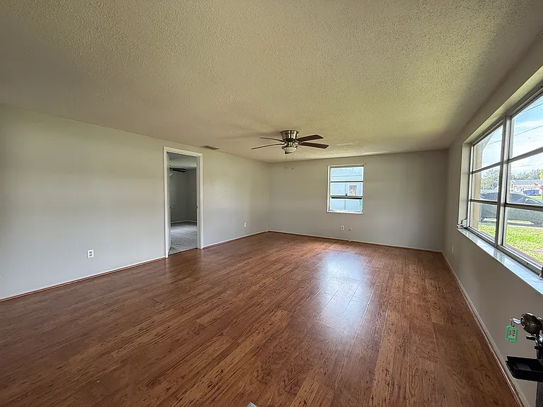 5932 15th St — Photo 3