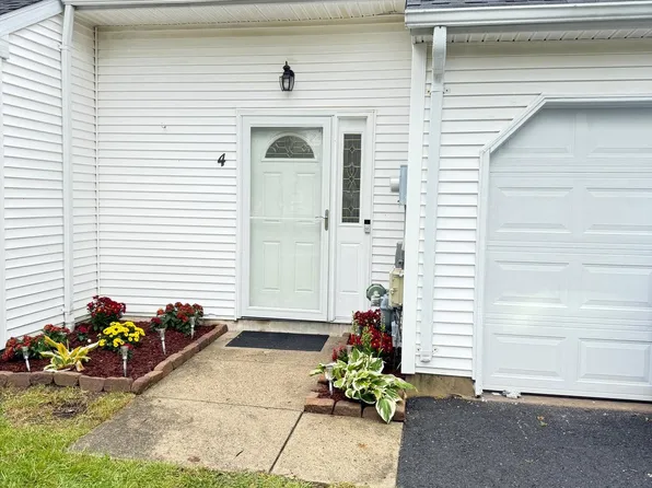 4 Saffron Dr, Lumberton, NJ 08048