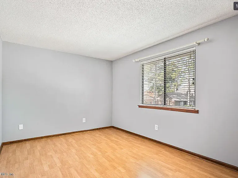 11211 Windtree Dr E — Photo 17