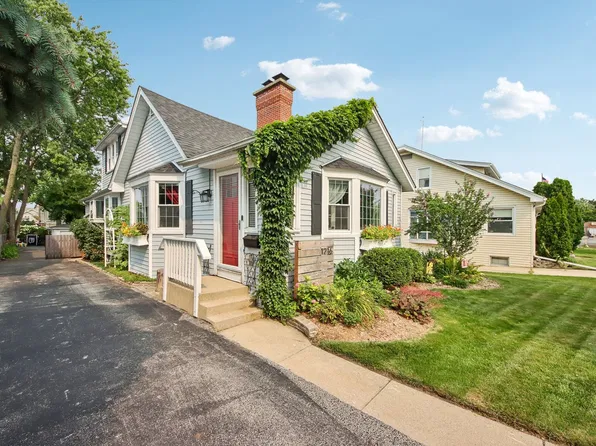 1216 Canfield Rd, Park Ridge, IL 60068