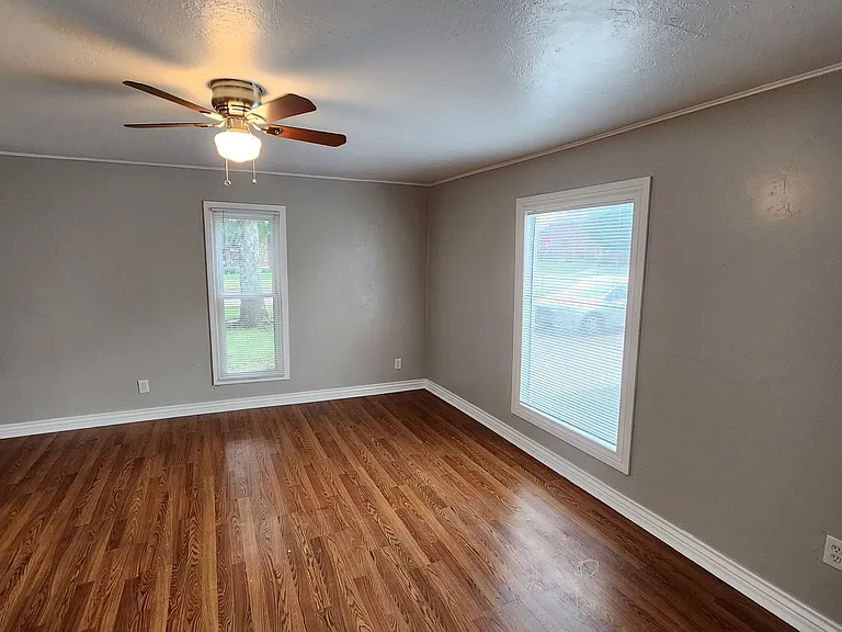 225 E Edwards St — Photo 12