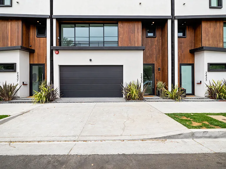 2435 S Penmar Ave — Photo 50