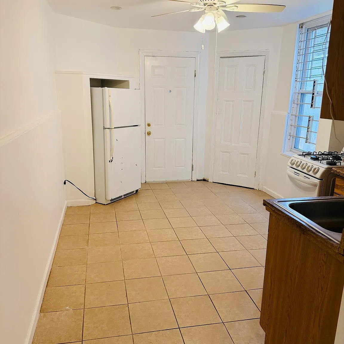 4 bed, 1316 sqft, $1,800 — Photo 2