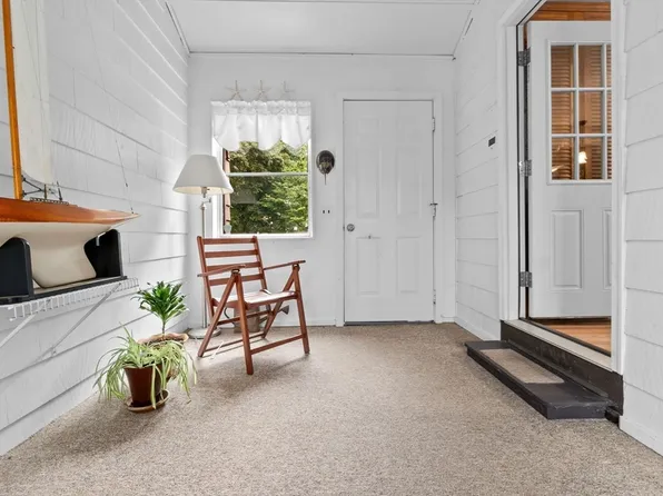 11 Heard Dr, Ipswich, MA 01938