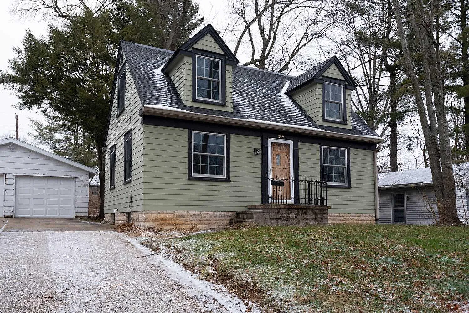 1919 E Maxwell Ln photo 1