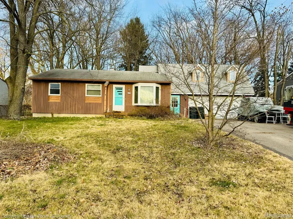236 Park Ln, Linden, MI 48451