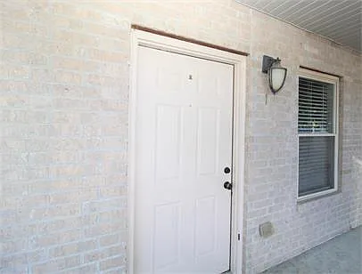 2060 N Leverett Ave — Photo 2