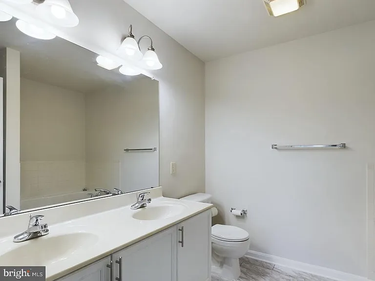 302 Baughmans Ln #M — Photo 26