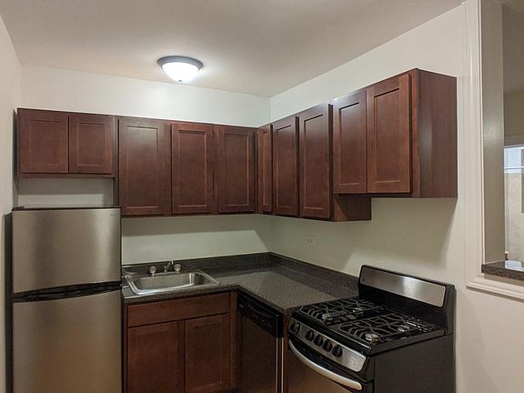 4th image of 544 W Wellington Ave #212