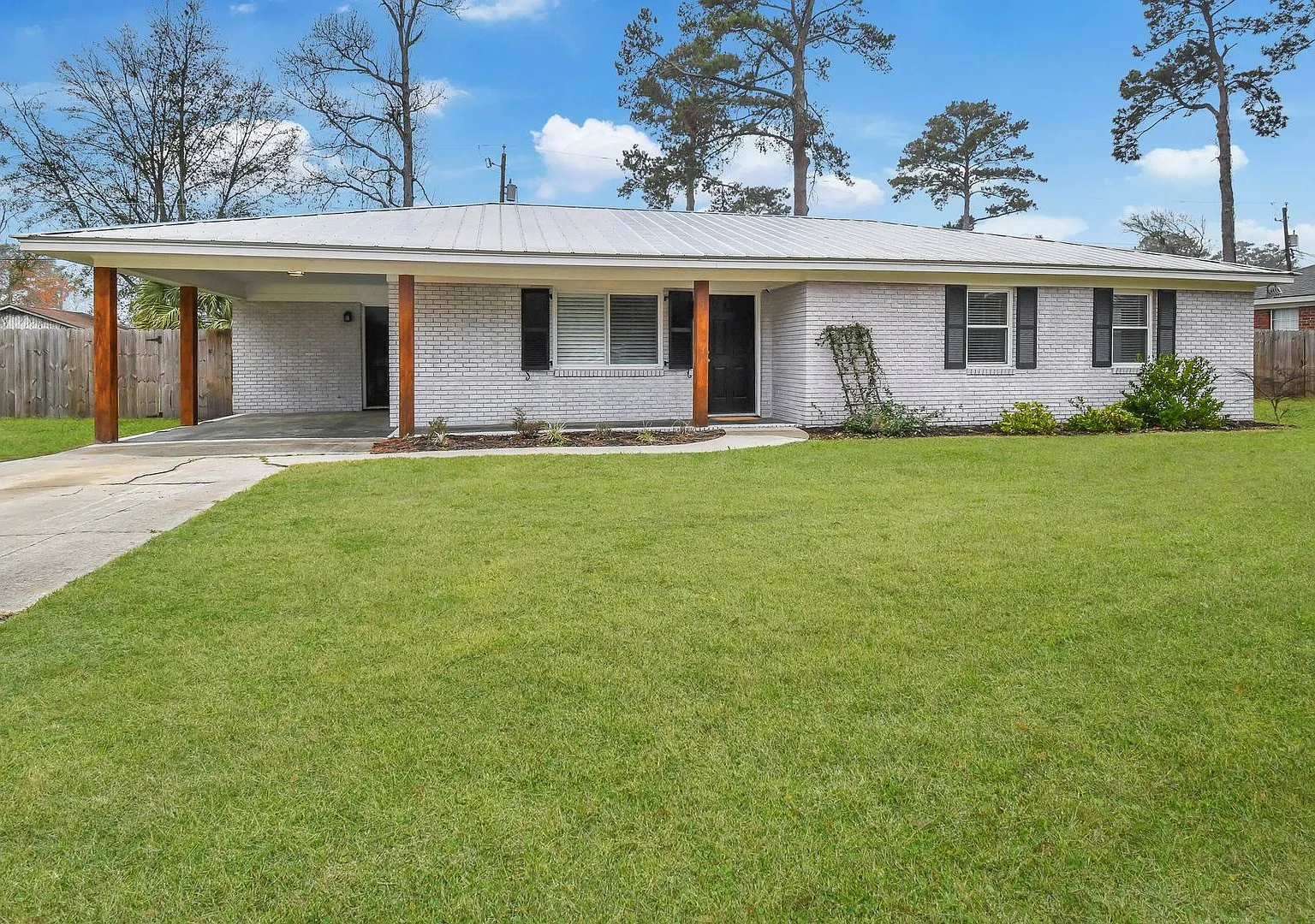 1015 Reita St — Photo 2