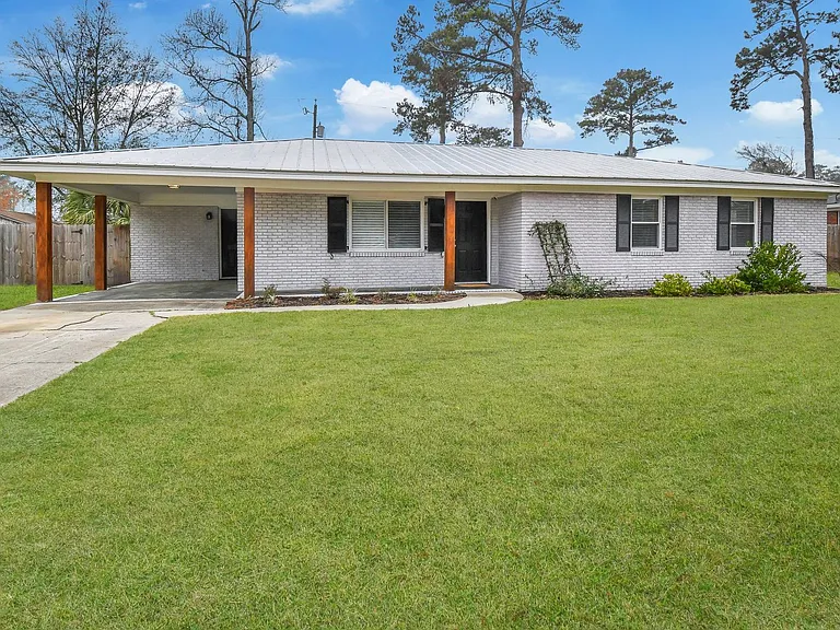 1015 Reita St — Photo 2