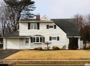 122 Willowood Dr, Wantagh, NY 11793