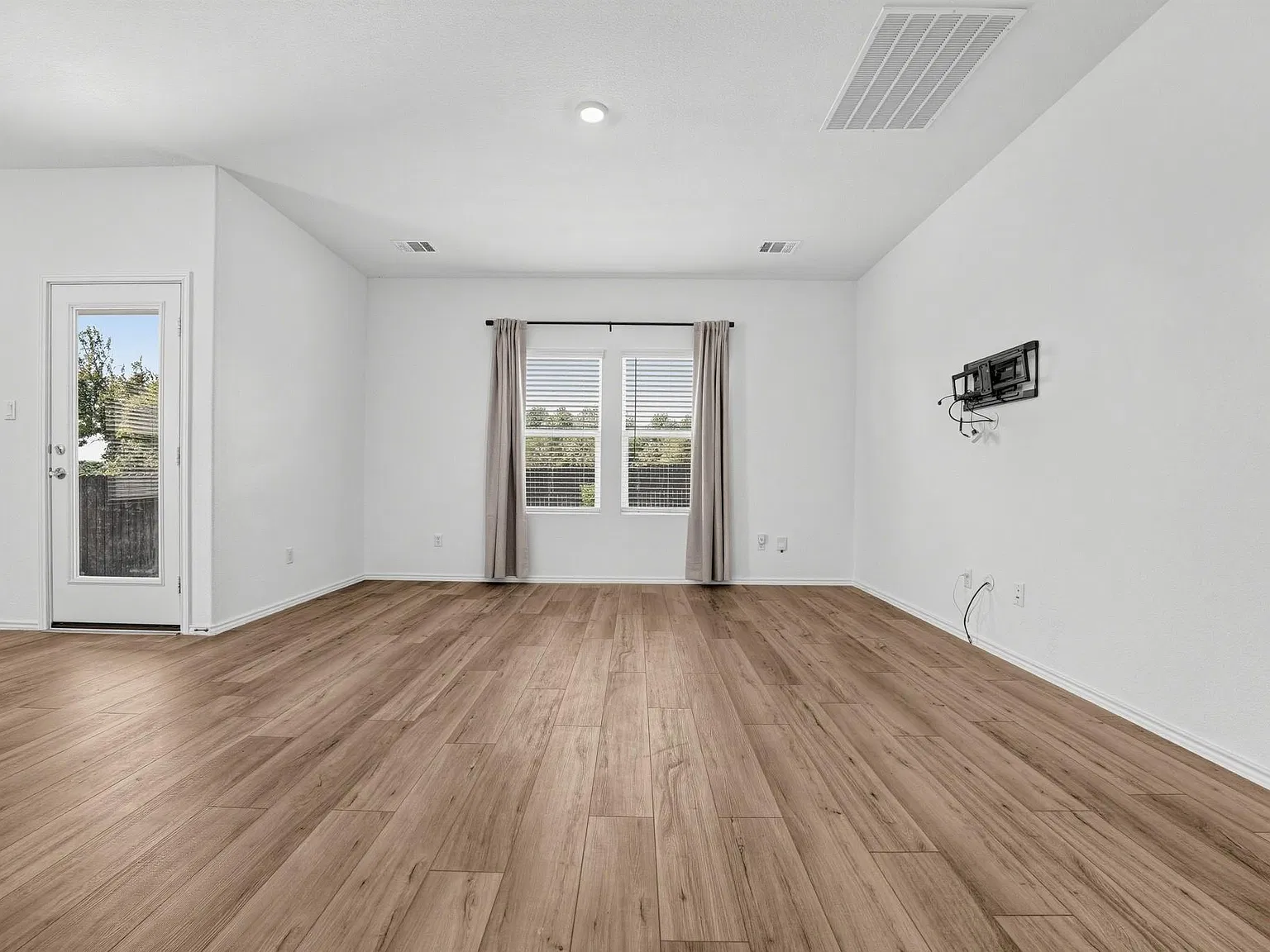 5 bed, 3.0 bath, 3024 sqft, $2,850 — Photo 4
