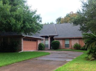 328 Raintree Ln, Lake Jackson, TX 77566
