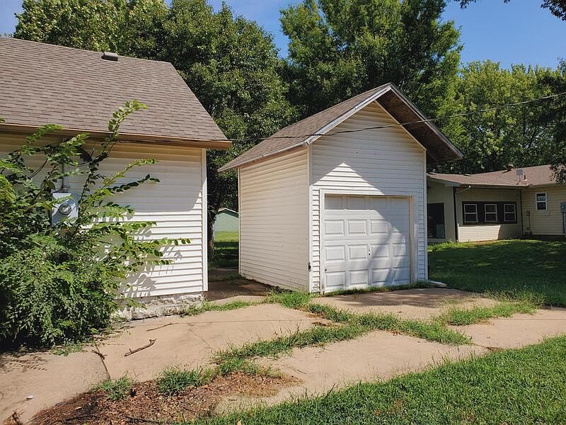 302 N King St, Mount Hope, KS 67108 Zillow
