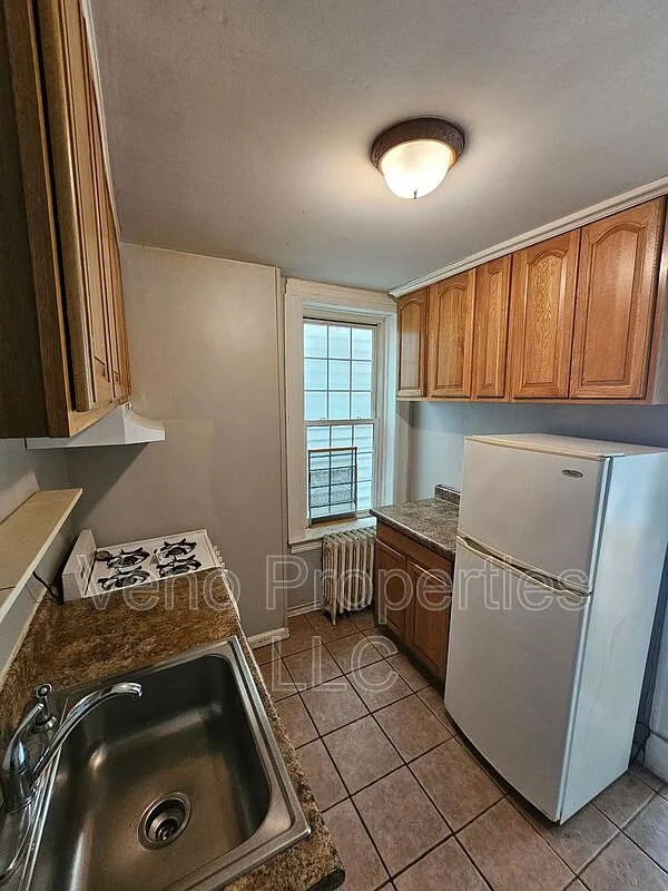 2 bed, 1.0 bath, $1,400 — Photo 2