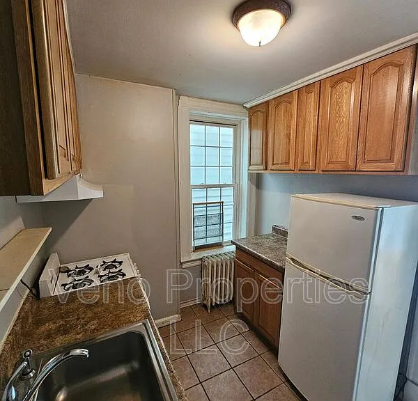 594 Madison Ave #2F — Photo 2