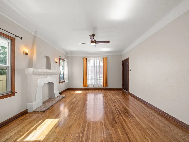 1136 Bennett Ave — Photo 8