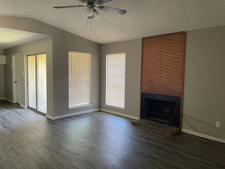 102 Cherie Ln — Photo 3